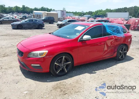 2015 Volvo V60 T6 R-Design z USA, uszkodzony, nr VIN YV1902SP7F1221377